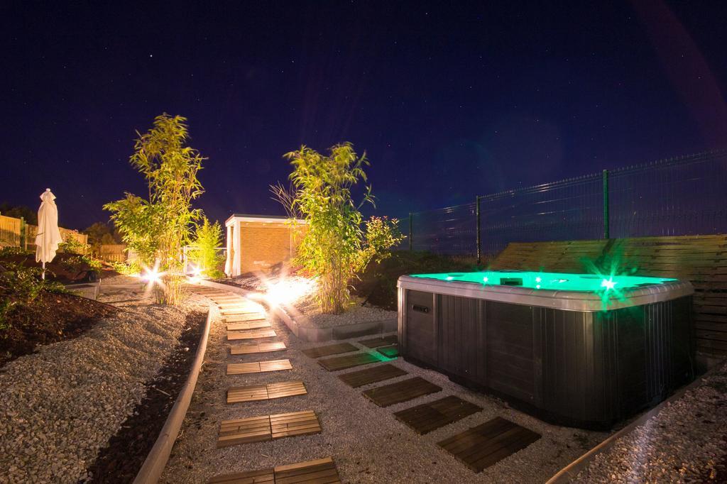 Camping Adria Mobile Homes In Camping Kastanija Novigrad Istria エクステリア 写真