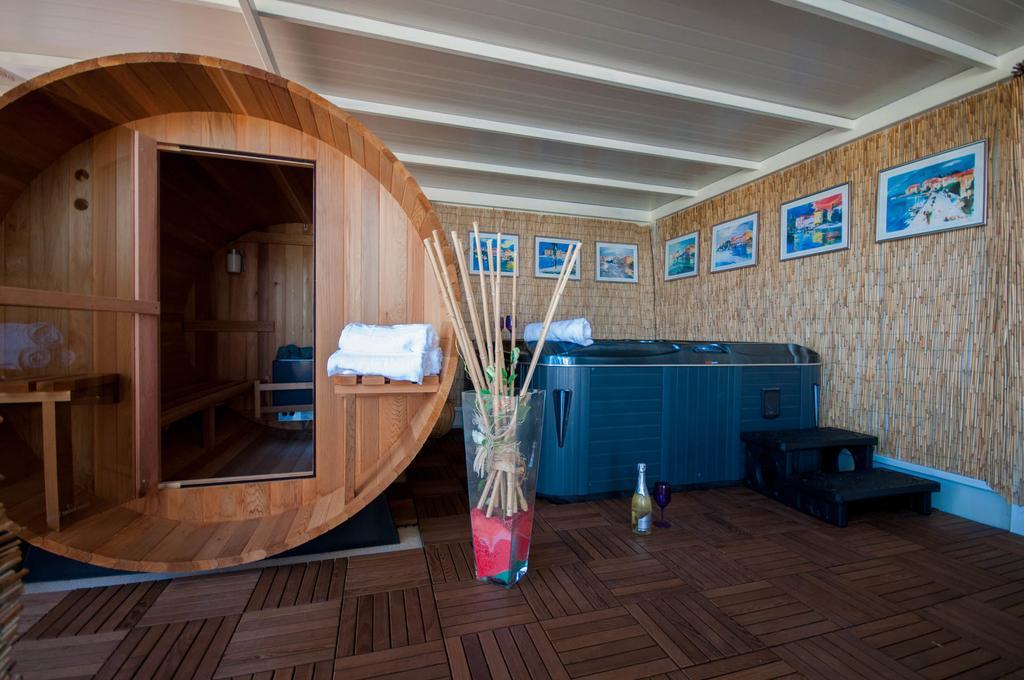 Camping Adria Mobile Homes In Camping Kastanija Novigrad Istria エクステリア 写真