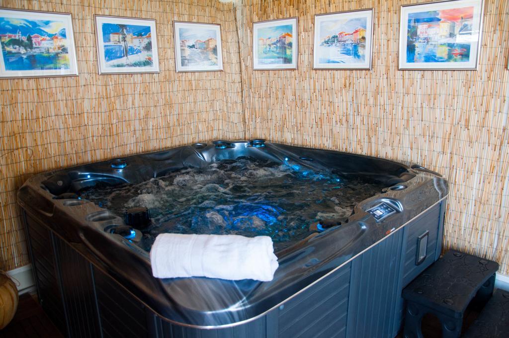 Camping Adria Mobile Homes In Camping Kastanija Novigrad Istria エクステリア 写真