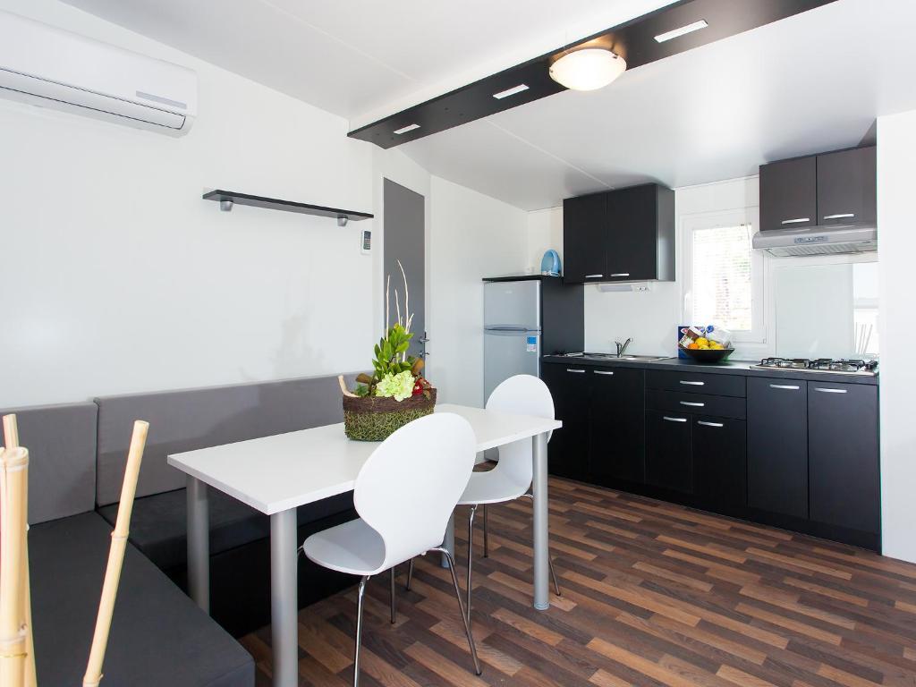Camping Adria Mobile Homes In Camping Kastanija Novigrad Istria 部屋 写真