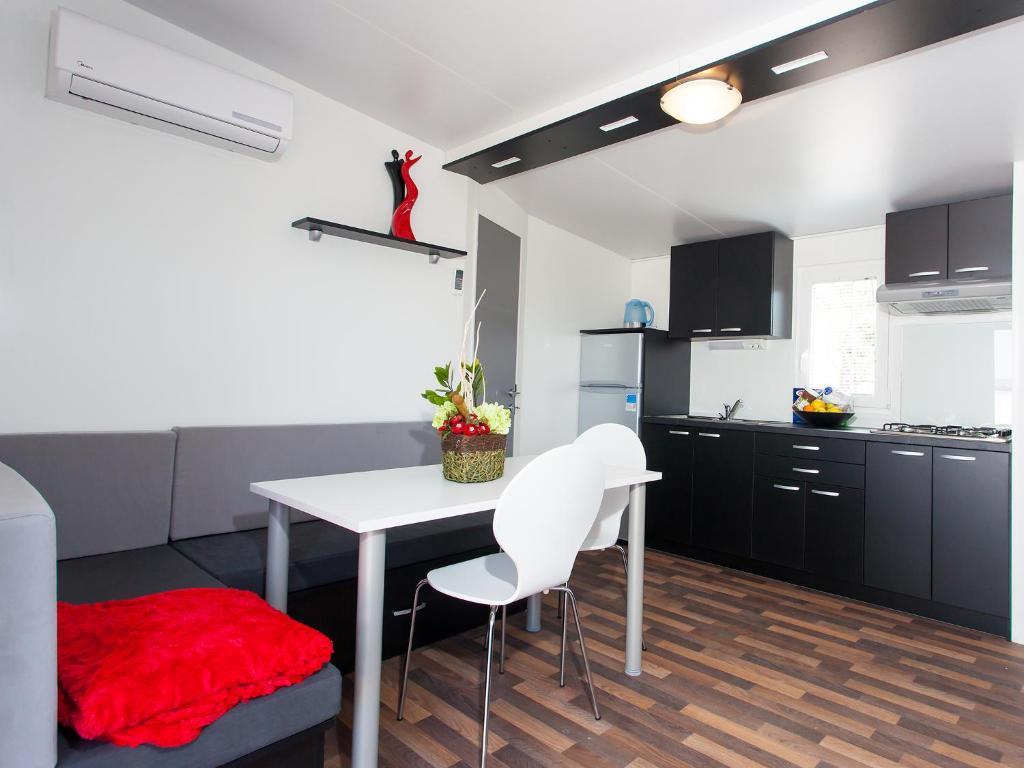 Camping Adria Mobile Homes In Camping Kastanija Novigrad Istria 部屋 写真