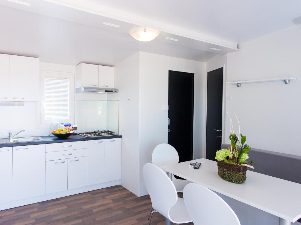 Camping Adria Mobile Homes In Camping Kastanija Novigrad Istria 部屋 写真
