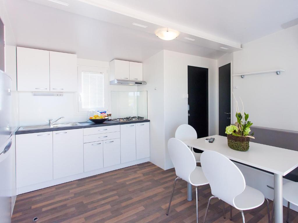 Camping Adria Mobile Homes In Camping Kastanija Novigrad Istria 部屋 写真