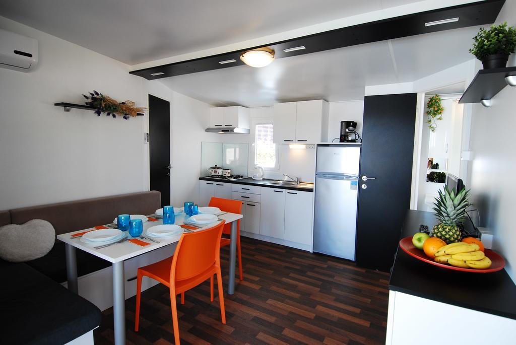 Camping Adria Mobile Homes In Camping Kastanija Novigrad Istria エクステリア 写真