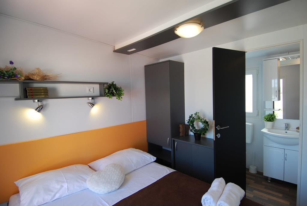 Camping Adria Mobile Homes In Camping Kastanija Novigrad Istria エクステリア 写真