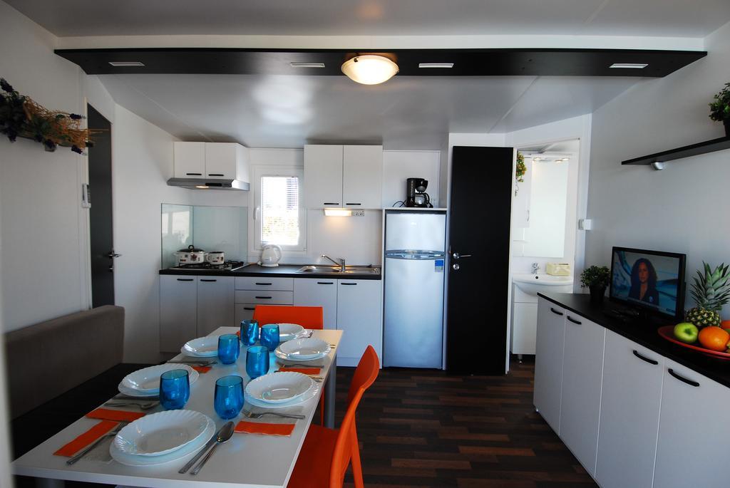 Camping Adria Mobile Homes In Camping Kastanija Novigrad Istria エクステリア 写真