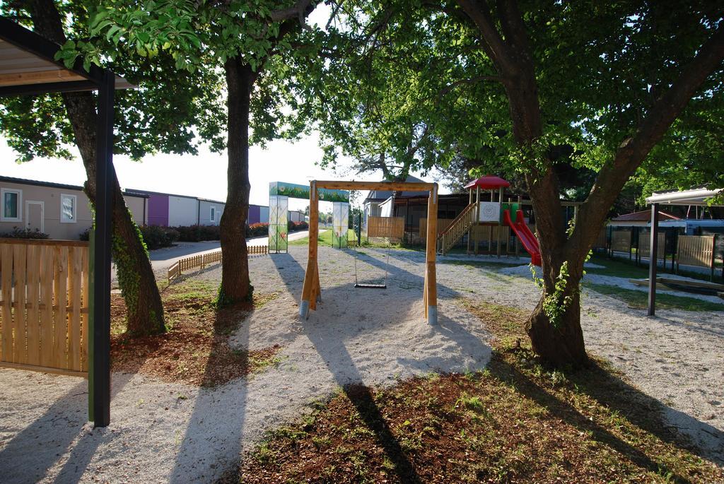 Camping Adria Mobile Homes In Camping Kastanija Novigrad Istria エクステリア 写真