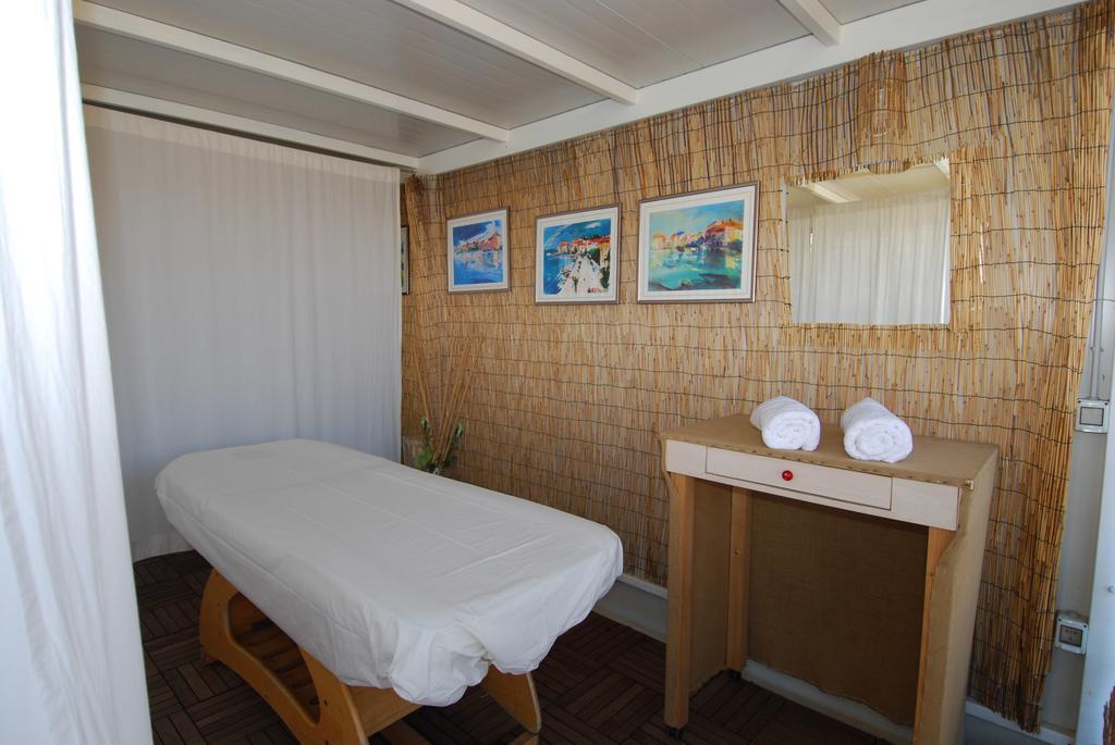 Camping Adria Mobile Homes In Camping Kastanija Novigrad Istria エクステリア 写真
