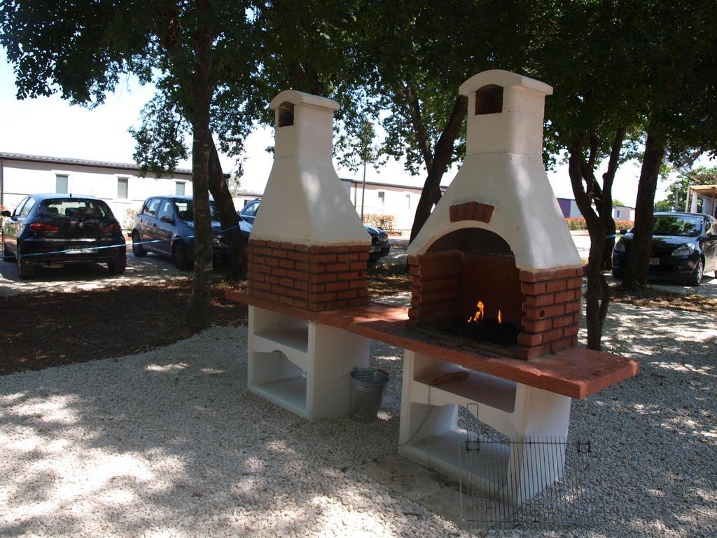 Camping Adria Mobile Homes In Camping Kastanija Novigrad Istria エクステリア 写真