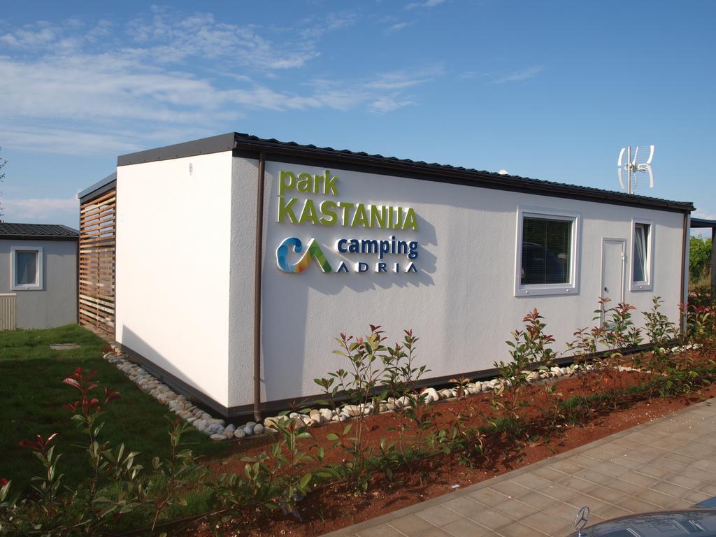 Camping Adria Mobile Homes In Camping Kastanija Novigrad Istria エクステリア 写真
