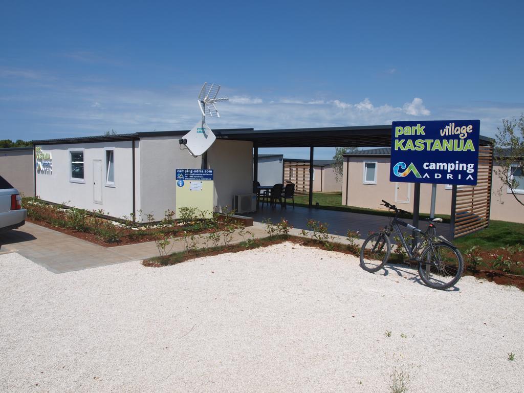Camping Adria Mobile Homes In Camping Kastanija Novigrad Istria エクステリア 写真