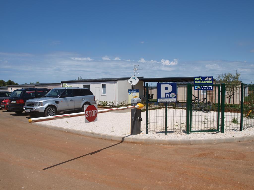 Camping Adria Mobile Homes In Camping Kastanija Novigrad Istria エクステリア 写真