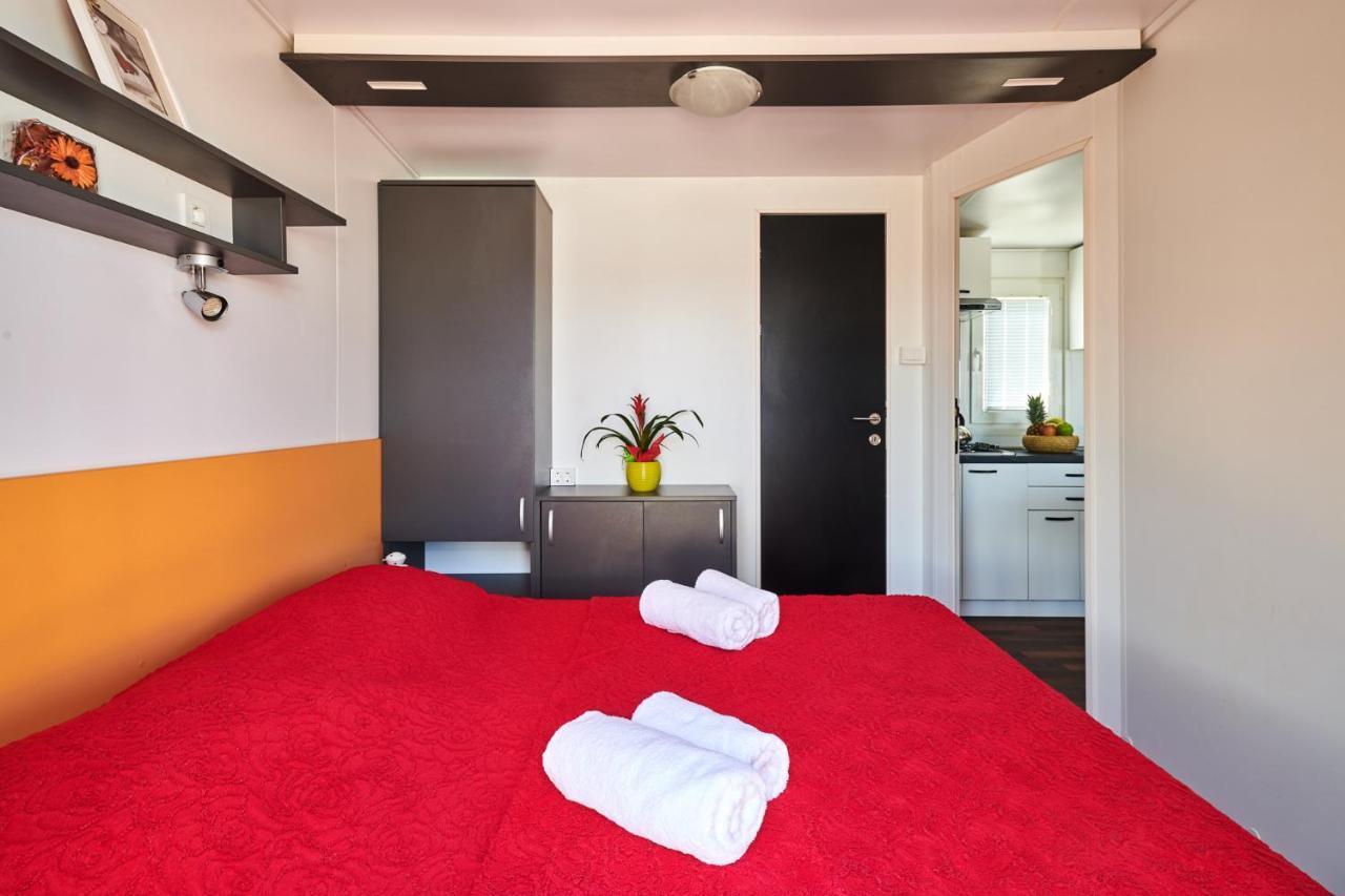 Camping Adria Mobile Homes In Camping Kastanija Novigrad Istria エクステリア 写真