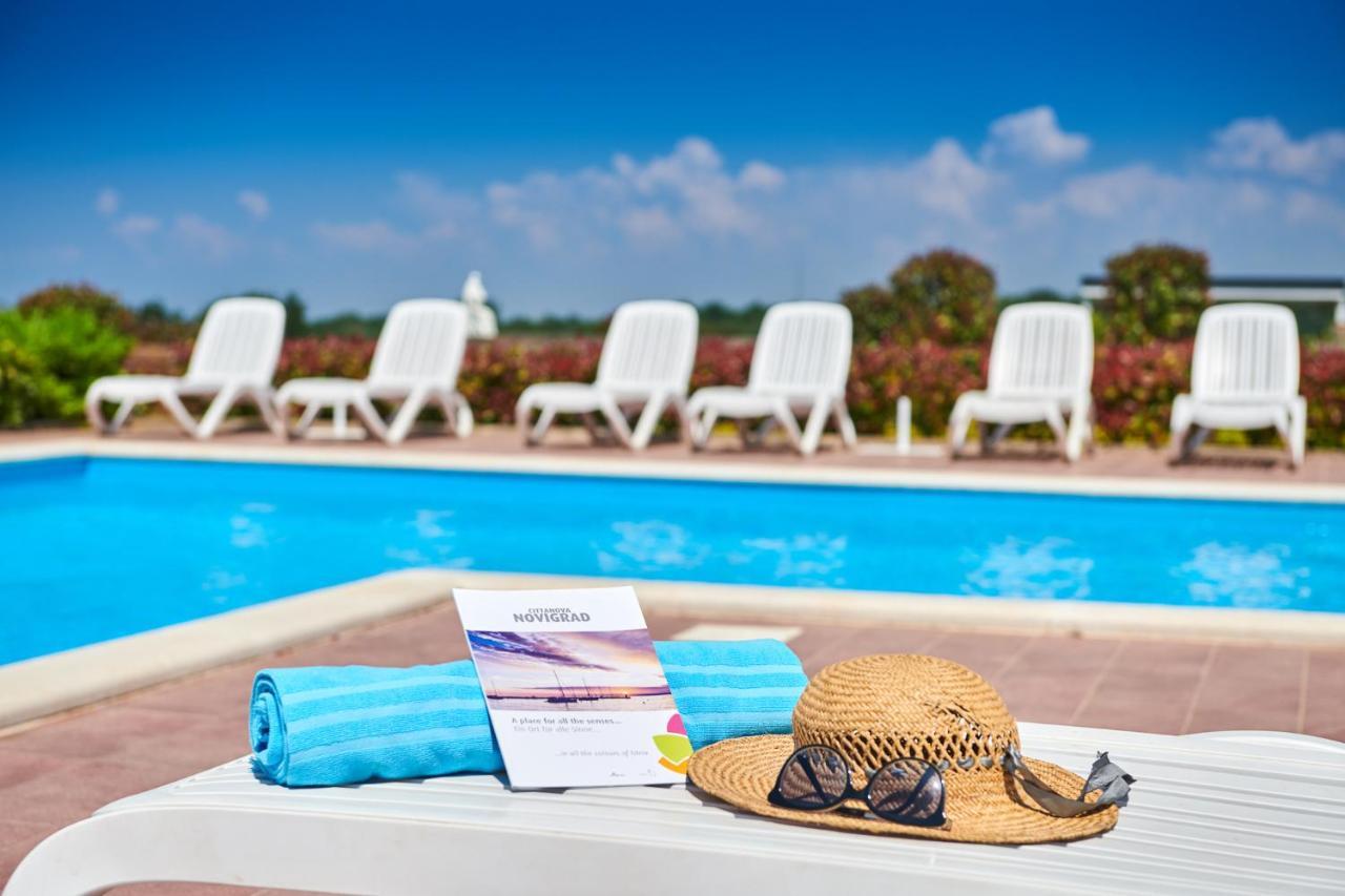 Camping Adria Mobile Homes In Camping Kastanija Novigrad Istria エクステリア 写真